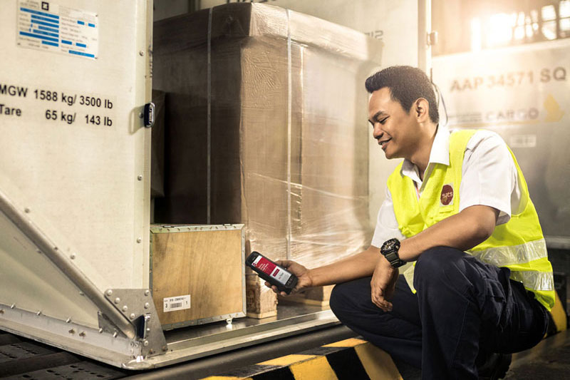 SATS tracer employee checking air cargo on mobile device